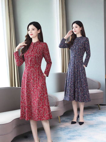 Kleita ar garām piedurknēm no poliestera, 70–80% poliestera saturs, vidēja garuma, drukas izstrāde, rudens 2025