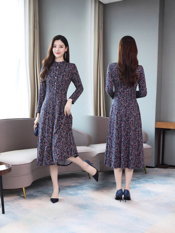 Kleita ar garām piedurknēm no poliestera, 70–80% poliestera saturs, vidēja garuma, drukas izstrāde, rudens 2025