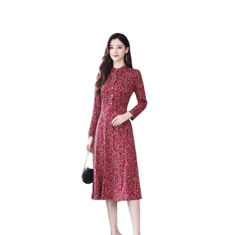 Kleita ar garām piedurknēm no poliestera, 70–80% poliestera saturs, vidēja garuma, drukas izstrāde, rudens 2025