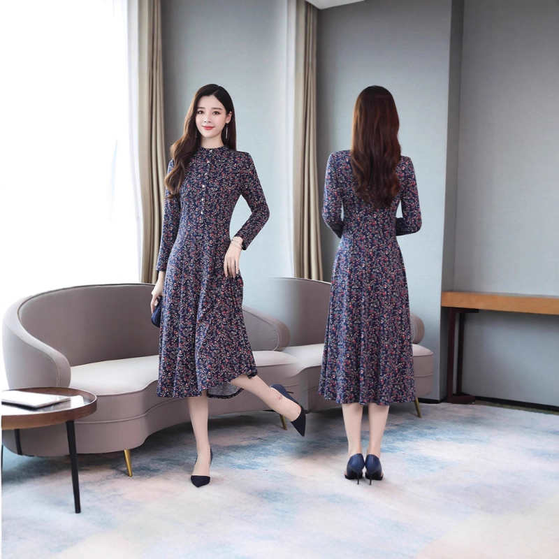 Kleita ar garām piedurknēm no poliestera, 70–80% poliestera saturs, vidēja garuma, drukas izstrāde, rudens 2025