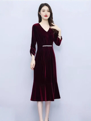 Vidēja garuma kleita ķīniešu stilā ar literāro retro noskaņu, poliestera audums 70–80%, 2025. gada ziema.