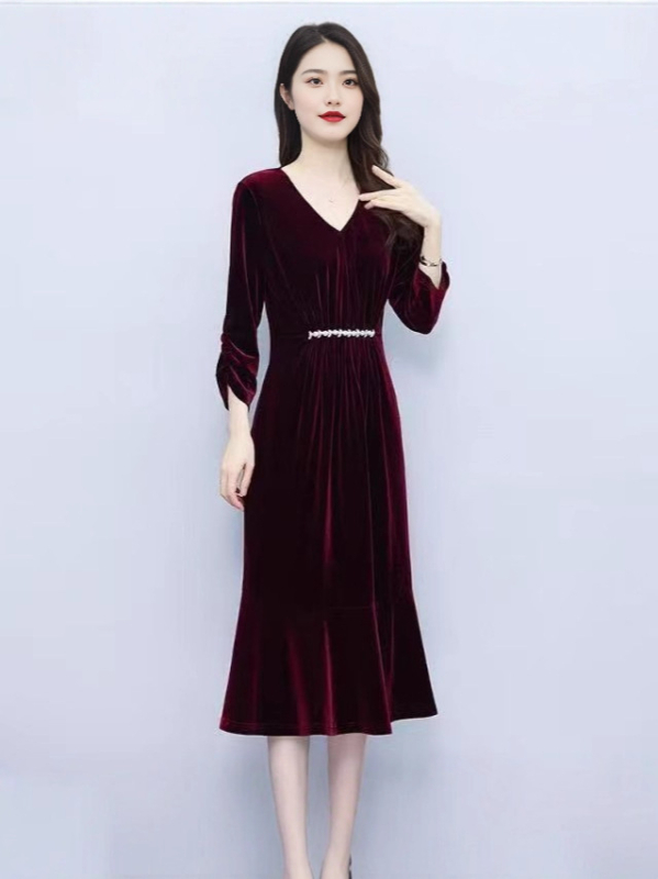 Vidēja garuma kleita ķīniešu stilā ar literāro retro noskaņu, poliestera audums 70–80%, 2025. gada ziema.