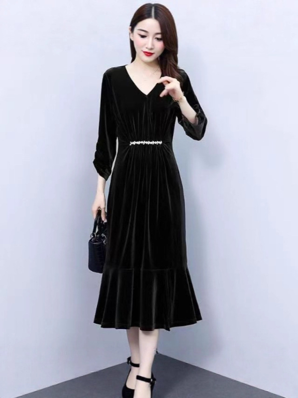 Vidēja garuma kleita ķīniešu stilā ar literāro retro noskaņu, poliestera audums 70–80%, 2025. gada ziema.