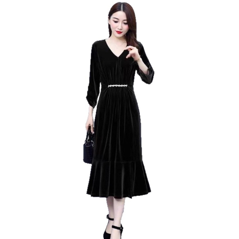 Vidēja garuma kleita ķīniešu stilā ar literāro retro noskaņu, poliestera audums 70–80%, 2025. gada ziema.