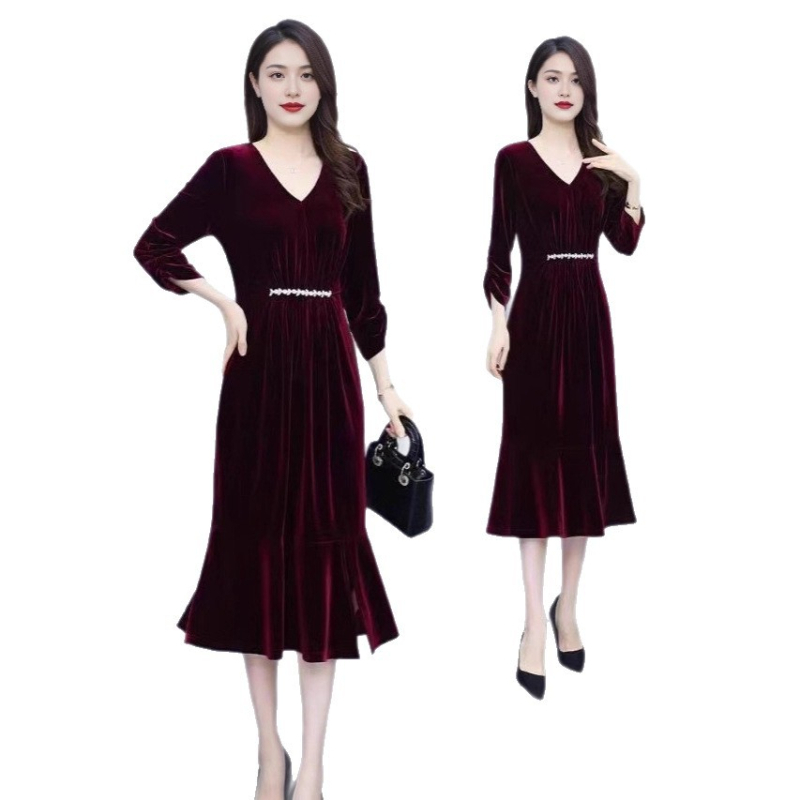 Vidēja garuma kleita ķīniešu stilā ar literāro retro noskaņu, poliestera audums 70–80%, 2025. gada ziema.