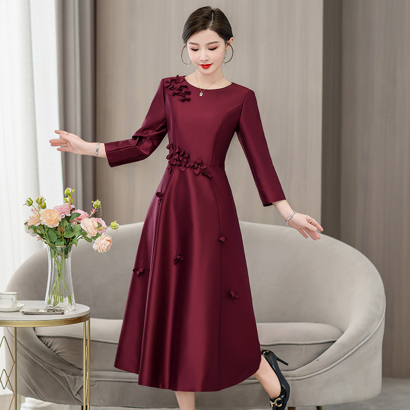 Mātes kleita kāzu vakariņām, rudens 2025, poliesters, izšuvumi, elegants stils