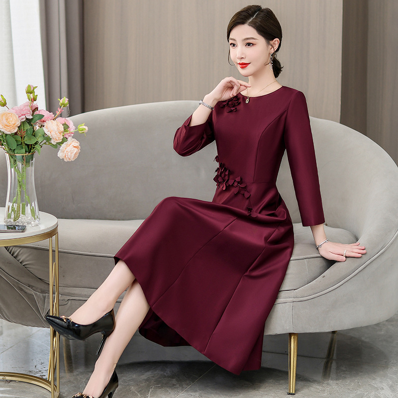 Mātes kleita kāzu vakariņām, rudens 2025, poliesters, izšuvumi, elegants stils