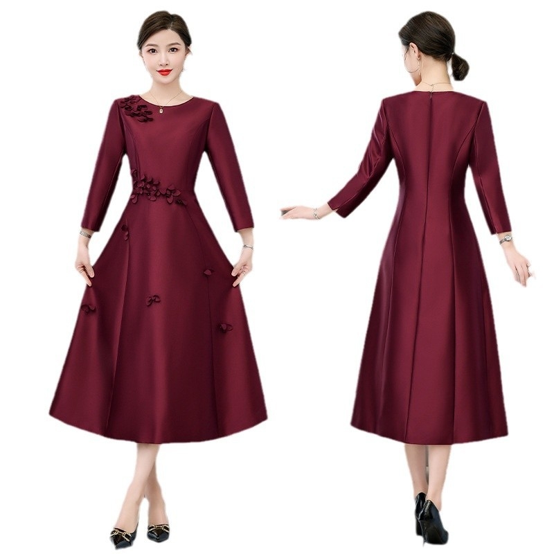 Mātes kleita kāzu vakariņām, rudens 2025, poliesters, izšuvumi, elegants stils