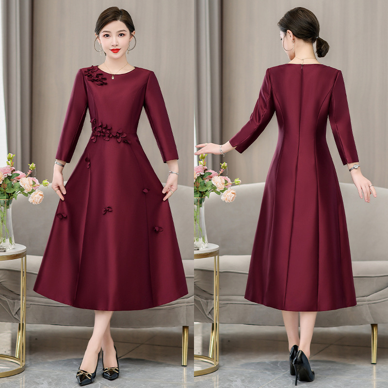 Mātes kleita kāzu vakariņām, rudens 2025, poliesters, izšuvumi, elegants stils