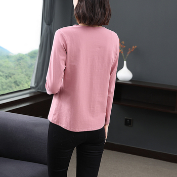 Tricou pentru femei de vârstă mijlocie - mânecă lungă, decolteu în V, broderie florală, amestec bumbac-elastan, stil pulover, toamnă 2023