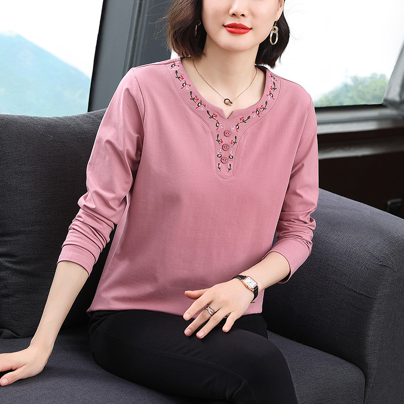 Tricou pentru femei de vârstă mijlocie - mânecă lungă, decolteu în V, broderie florală, amestec bumbac-elastan, stil pulover, toamnă 2023