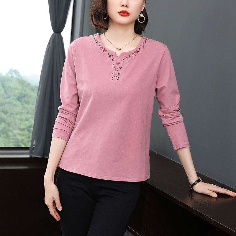 Tricou pentru femei de vârstă mijlocie - mânecă lungă, decolteu în V, broderie florală, amestec bumbac-elastan, stil pulover, toamnă 2023