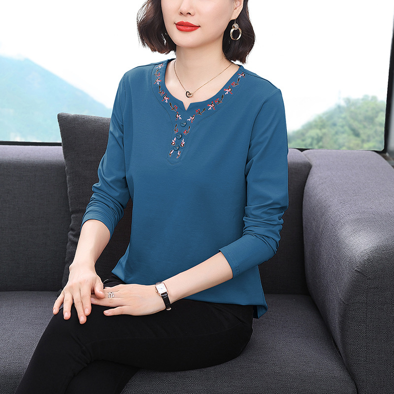 Tricou pentru femei de vârstă mijlocie - mânecă lungă, decolteu în V, broderie florală, amestec bumbac-elastan, stil pulover, toamnă 2023
