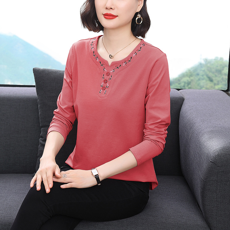 Tricou pentru femei de vârstă mijlocie - mânecă lungă, decolteu în V, broderie florală, amestec bumbac-elastan, stil pulover, toamnă 2023