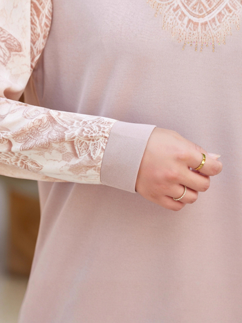 Elegantiška rudens moters palaidinė su ilgomis rankovėmis, V kaklo iškirptė, gėlių raštas, poliesterio audinys (>95%)