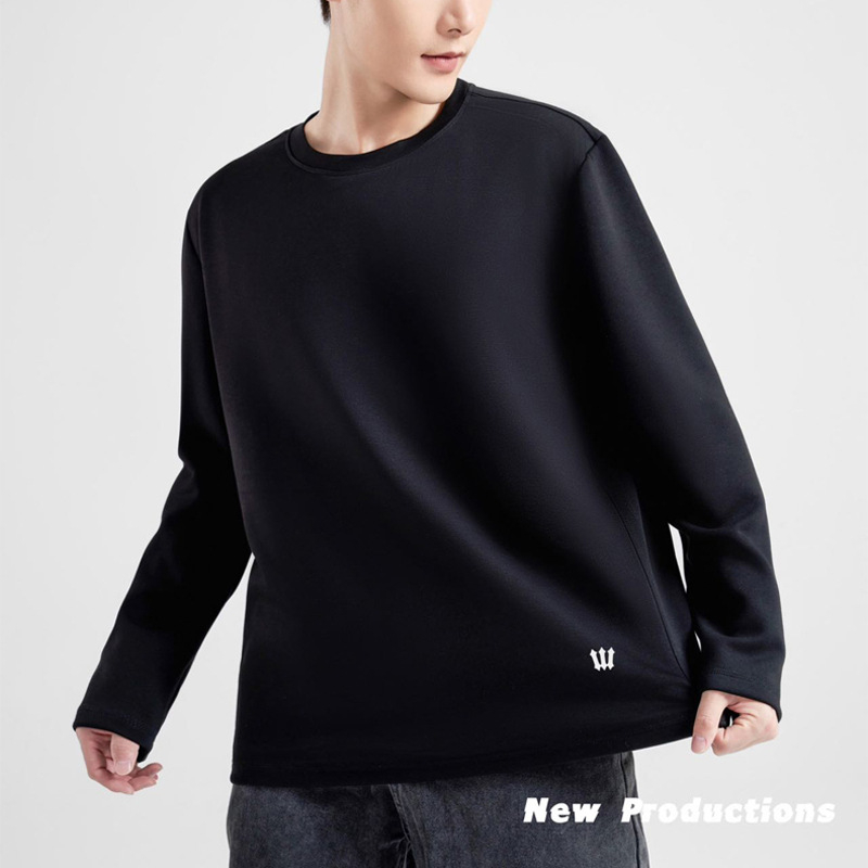 Tricou din fibre de vâscoză, culoare solidă, mâneci lungi, guler rotund.