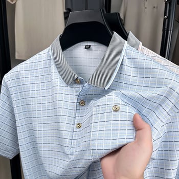 Tricou pentru bărbați cu mânecă scurtă, guler rever, imprimeu în carouri și buzunar, material din poliester respirabil.
