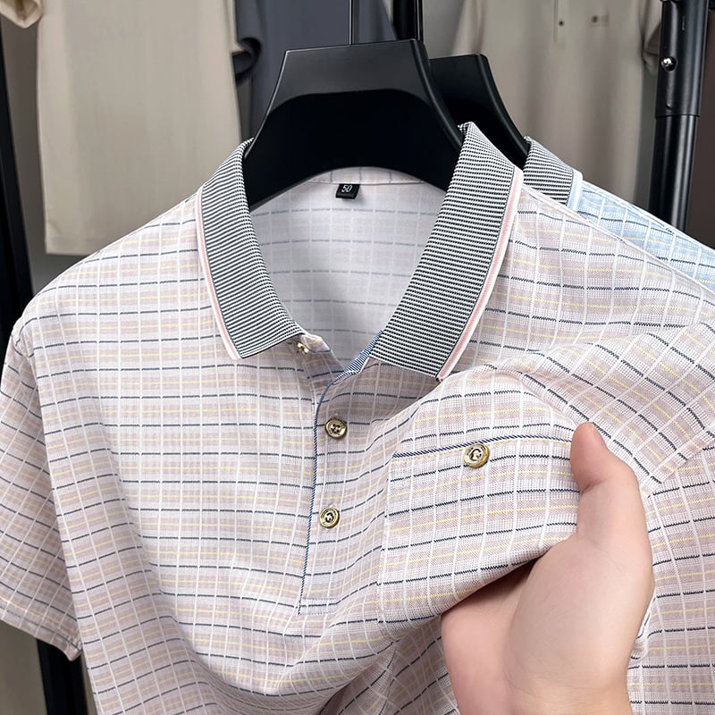 Tricou pentru bărbați cu mânecă scurtă, guler rever, imprimeu în carouri și buzunar, material din poliester respirabil.