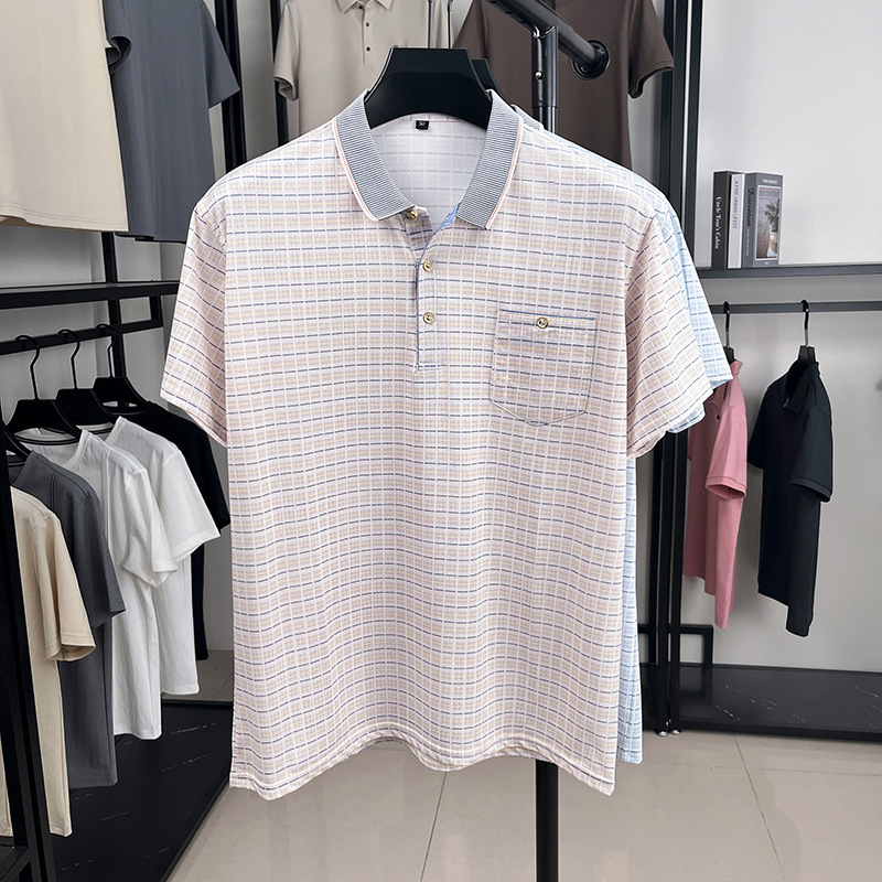 Tricou pentru bărbați cu mânecă scurtă, guler rever, imprimeu în carouri și buzunar, material din poliester respirabil.