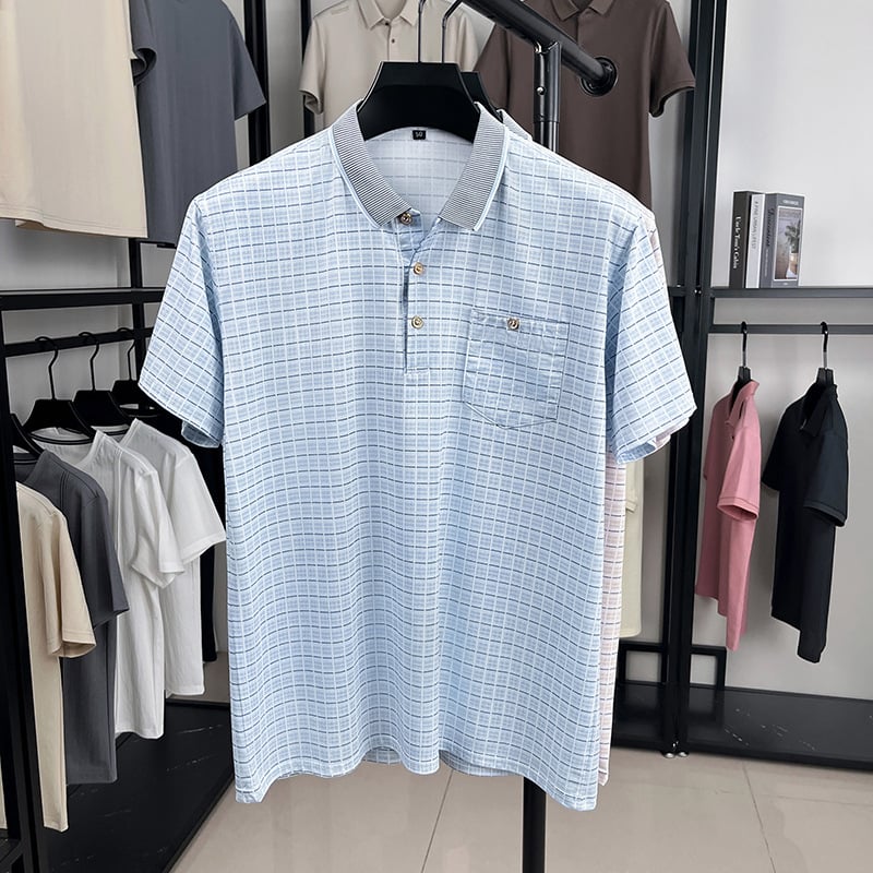Tricou pentru bărbați cu mânecă scurtă, guler rever, imprimeu în carouri și buzunar, material din poliester respirabil.