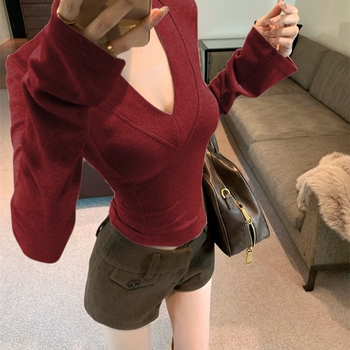Tricou din catifea cu două fețe Mousse, decolteu în V, croială slim, broderie, viscoză