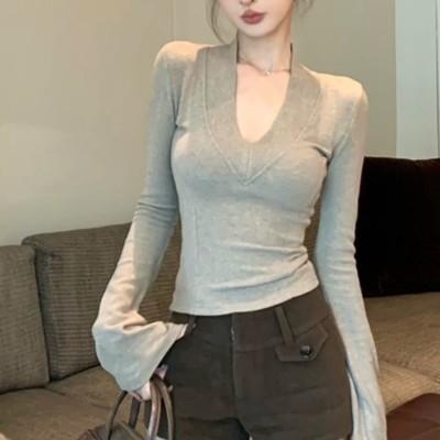 Tricou din catifea cu două fețe Mousse, decolteu în V, croială slim, broderie, viscoză