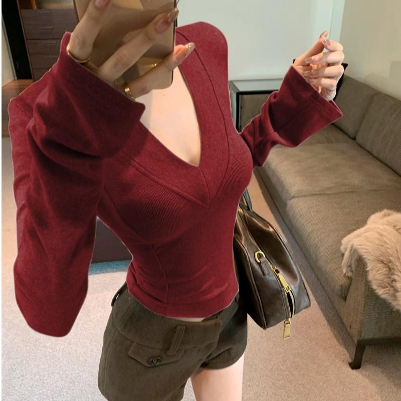 Tricou din catifea cu două fețe Mousse, decolteu în V, croială slim, broderie, viscoză