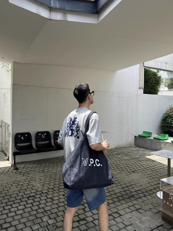 Tricou bărbătesc din bumbac cu litere brodate, mâneci scurte, guler rotund, croială lejeră