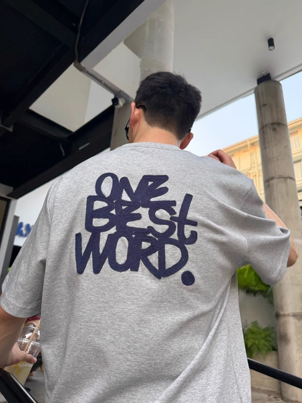 Tricou bărbătesc din bumbac cu litere brodate, mâneci scurte, guler rotund, croială lejeră