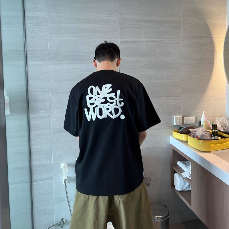 Tricou bărbătesc din bumbac cu litere brodate, mâneci scurte, guler rotund, croială lejeră