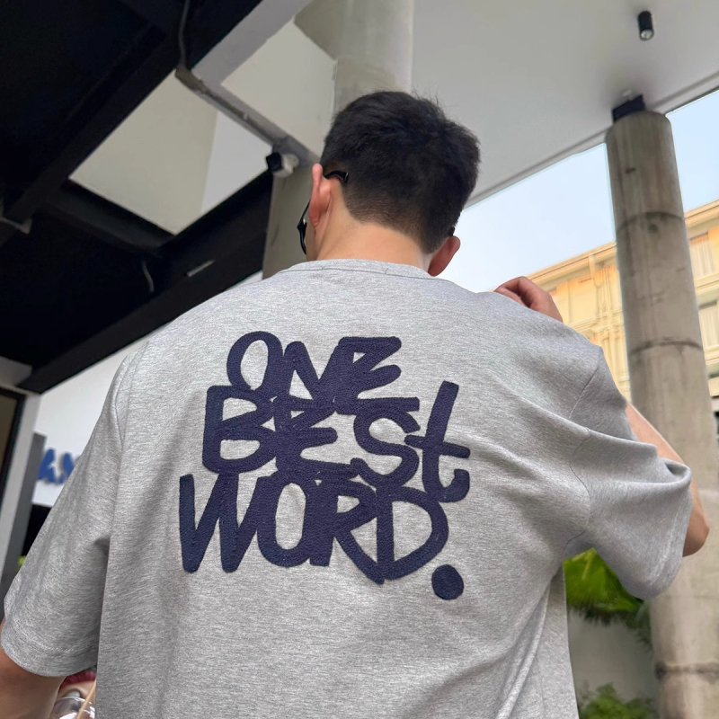 Tricou bărbătesc din bumbac cu litere brodate, mâneci scurte, guler rotund, croială lejeră