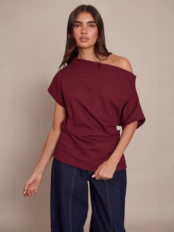 Majica s otvorenim ramenima i kosim ramenima, kratki rukav, jednobojna, 95% poliester, opuštena silueta, jesen 2025