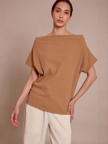 Majica s otvorenim ramenima i kosim ramenima, kratki rukav, jednobojna, 95% poliester, opuštena silueta, jesen 2025