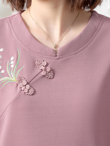 Igapäevane kootud pikkade varrukatega top, ümmarguse kaelusega, tikandiga, polüesterkiududest kangas >95% sisaldusega, kevad-2025 kollektsioon