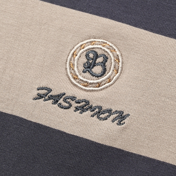 Férfi hosszú ujjú pamutkeverék póló kereknyakú, csíkos mintával és hímzéssel