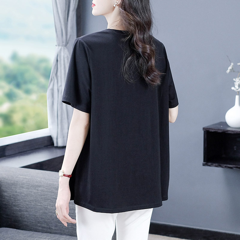 Kapok Forest trükitud puuvillast-poliesterist T-särk V-kaelusega, lühikeste varrukatega, vaba lõige, lühike pikkus, kevad 2023