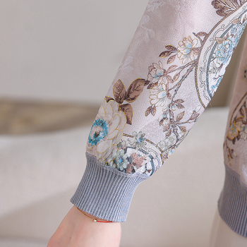 Moteriška palaidinė su ilgomis rankovėmis ir apykakle tipo lapel, iš ice silk audinio, kuriame daugiau nei 95% poliesterio; augalinis raštas, kinų stilius.