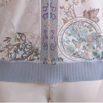 Moteriška palaidinė su ilgomis rankovėmis ir apykakle tipo lapel, iš ice silk audinio, kuriame daugiau nei 95% poliesterio; augalinis raštas, kinų stilius.