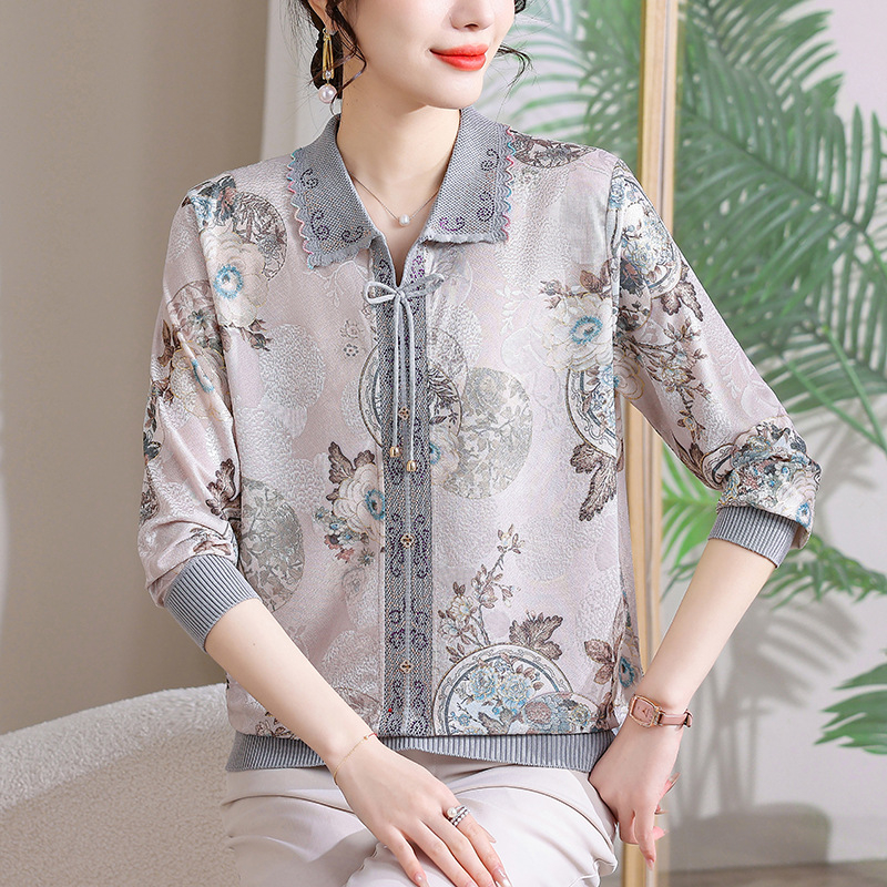 Moteriška palaidinė su ilgomis rankovėmis ir apykakle tipo lapel, iš ice silk audinio, kuriame daugiau nei 95% poliesterio; augalinis raštas, kinų stilius.