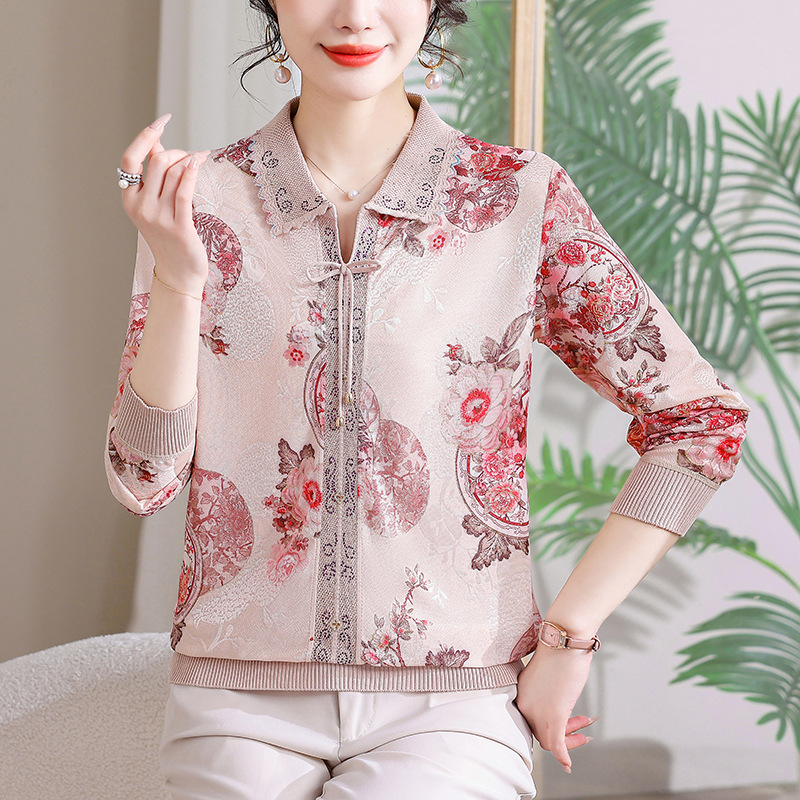 Moteriška palaidinė su ilgomis rankovėmis ir apykakle tipo lapel, iš ice silk audinio, kuriame daugiau nei 95% poliesterio; augalinis raštas, kinų stilius.