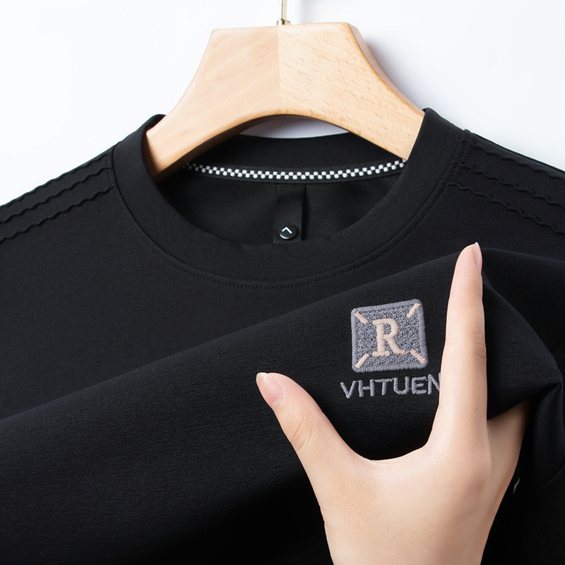 Tricou bărbați cu mânecă lungă, guler rotund; compoziție: 96,8% poliester, 3,2% spandex; greutate 180–250 g; model solid; sezon primăvară-toamnă