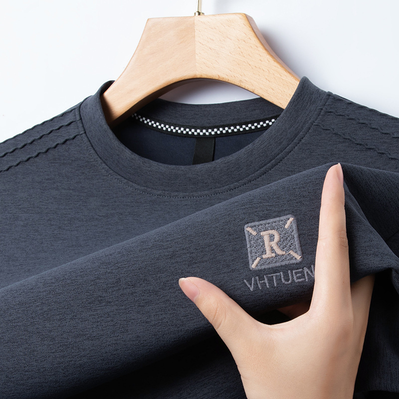 Tricou bărbați cu mânecă lungă, guler rotund; compoziție: 96,8% poliester, 3,2% spandex; greutate 180–250 g; model solid; sezon primăvară-toamnă