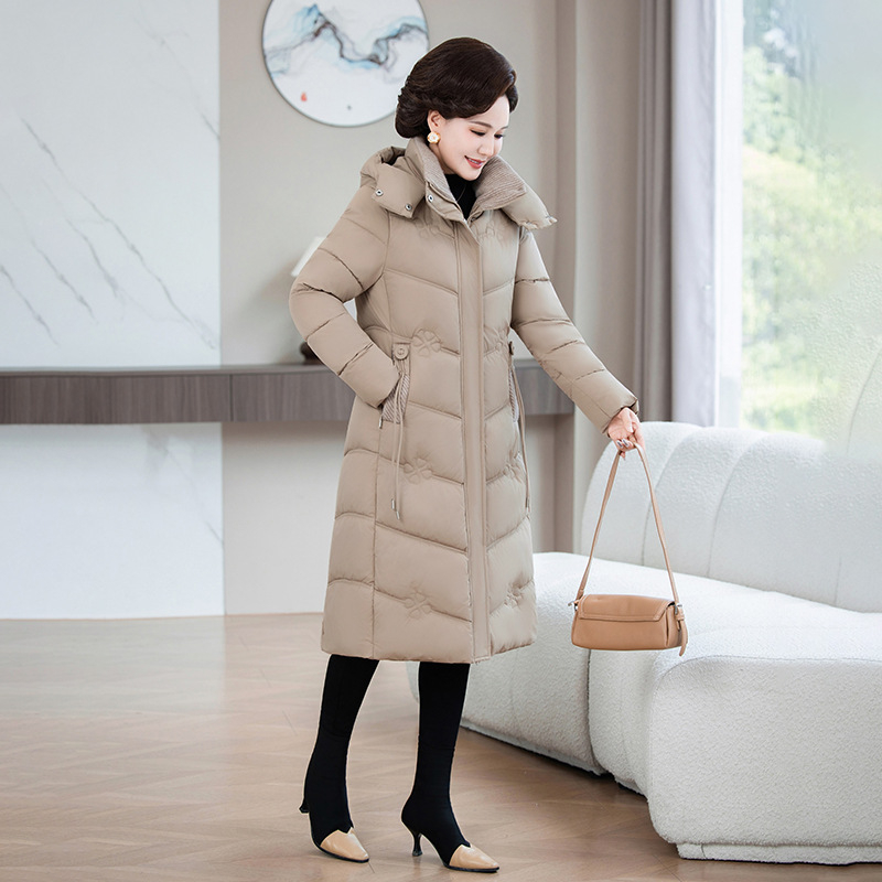 Ženski zimski kaput s punjenjem od imitacije svile i pamuka, uski kroj, srednja dužina, zatvaranje na zip, zima 2025