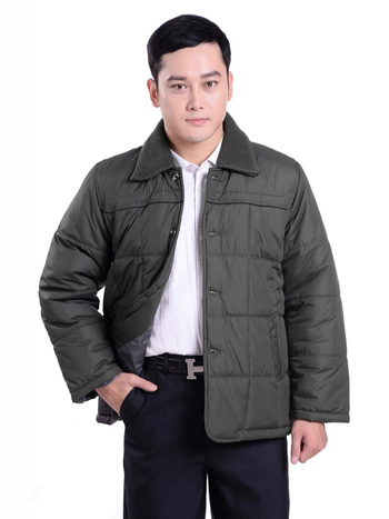 Pánska bavlnená výplňová bunda v štýle kardigánu, voľný strih, jednoradové zapínanie, bez kapucne, výplň z polyesteru, odnímateľný golier, látka z acetátových vlákien 90%, podšívka acetát 90%, bočné vrecká, rovný lem, zimné, dĺžka 50–65 cm