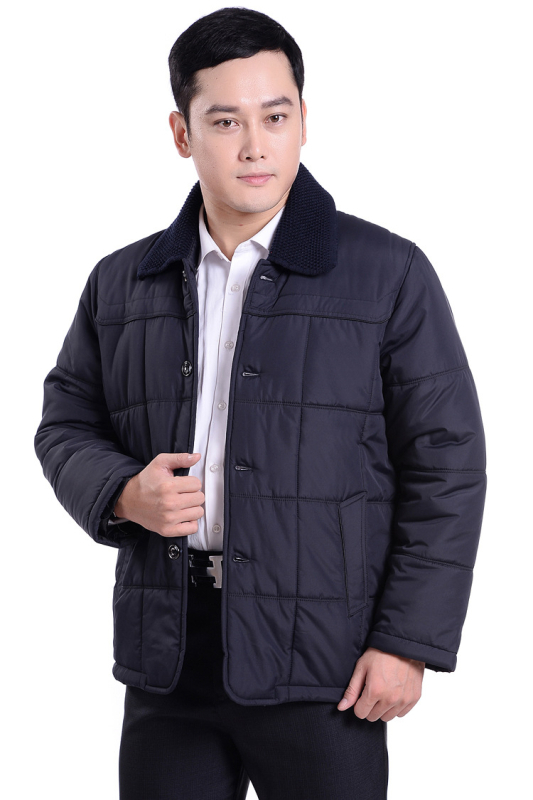 Pánska bavlnená výplňová bunda v štýle kardigánu, voľný strih, jednoradové zapínanie, bez kapucne, výplň z polyesteru, odnímateľný golier, látka z acetátových vlákien 90%, podšívka acetát 90%, bočné vrecká, rovný lem, zimné, dĺžka 50–65 cm