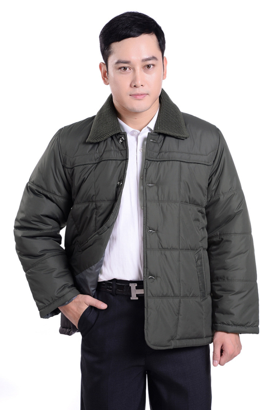 Pánska bavlnená výplňová bunda v štýle kardigánu, voľný strih, jednoradové zapínanie, bez kapucne, výplň z polyesteru, odnímateľný golier, látka z acetátových vlákien 90%, podšívka acetát 90%, bočné vrecká, rovný lem, zimné, dĺžka 50–65 cm