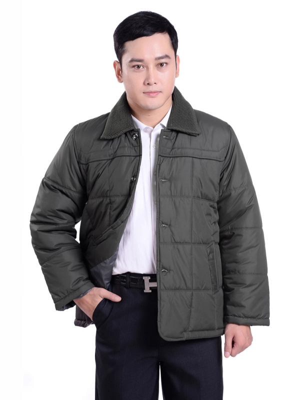 Pánska bavlnená výplňová bunda v štýle kardigánu, voľný strih, jednoradové zapínanie, bez kapucne, výplň z polyesteru, odnímateľný golier, látka z acetátových vlákien 90%, podšívka acetát 90%, bočné vrecká, rovný lem, zimné, dĺžka 50–65 cm