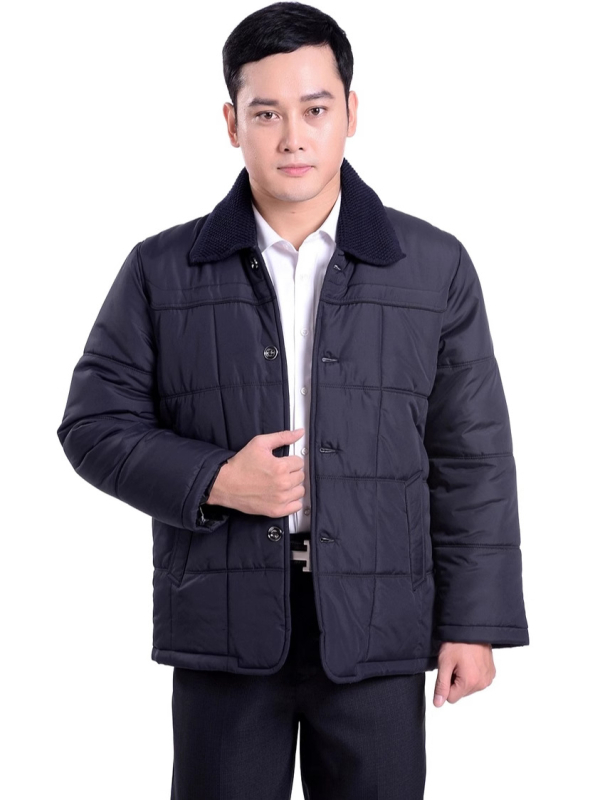 Pánska bavlnená výplňová bunda v štýle kardigánu, voľný strih, jednoradové zapínanie, bez kapucne, výplň z polyesteru, odnímateľný golier, látka z acetátových vlákien 90%, podšívka acetát 90%, bočné vrecká, rovný lem, zimné, dĺžka 50–65 cm