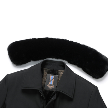 Muški zimski kaput srednje dužine s punilom od poliestera, odvojivi vuneni ovratnik, fleece podstava, zatvarač na zip