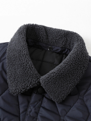 Bavlnená prešívaná bunda, výplň: imitácia hodvábno-pamäť, golier Lapel, zapínanie jedným gombom, voľný strih